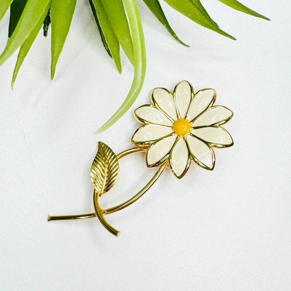 Vintage 60s Retro Cream White Daisy Enamel Gold Tone Statement Flower Brooch MOD